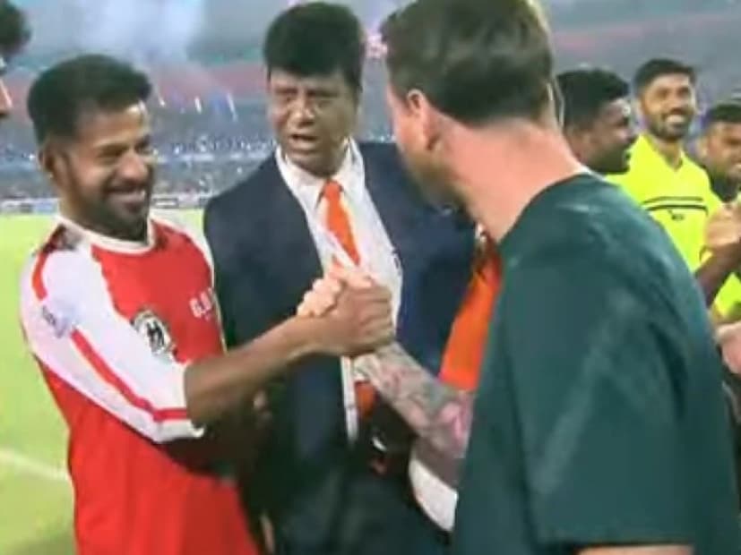 এর পর মাইক হাতে নিয়ে মেসি স্প্যানিশ ভাষার কথাও বলেন। বাংলায় তার সারমর্ম দাঁড়ায়, আপনাদের ভালবাসায় আমি আপ্লুত। বেশ কিছুক্ষণ রাহুল গান্ধির সঙ্গেও কথা বলতে দেখা যায় মেসিকে। 