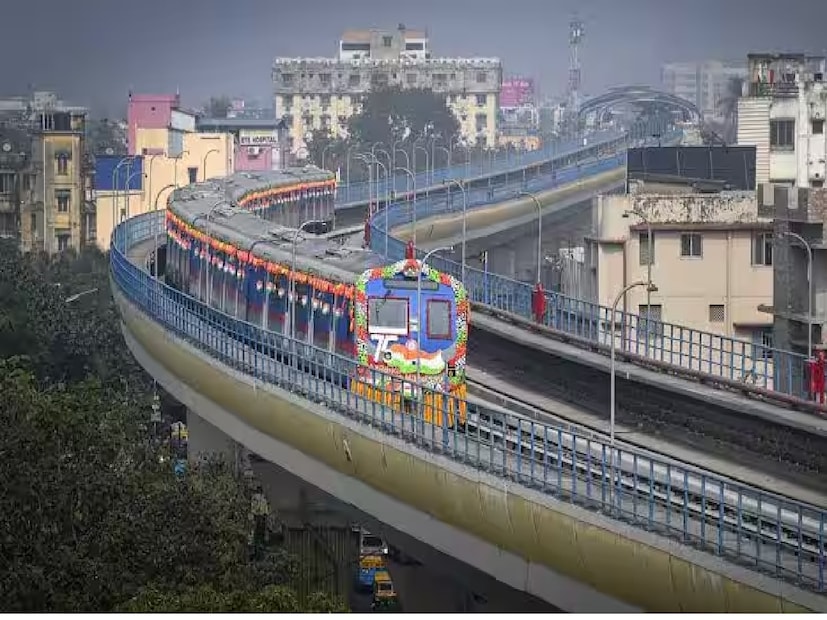 কলকাতা: মেট্রো রেলের যাত্রীদের জন্য একটি দারুণ সুখবর৷ সকালে বা গভীর রাতে দমদম বিমানবন্দরে আগত বিমানযাত্রী এবং অন্যান্য যাত্রীদের সুবিধার জন্য, মেট্রো রেল ১৫.১২.২০২৫ (সোমবার) থেকে পরীক্ষামূলকভাবে জয় হিন্দ বিমানবন্দর স্টেশন থেকে নোয়াপাড়া হয়ে শহীদ ক্ষুদিরাম স্টেশন পর্যন্ত সরাসরি মেট্রো পরিষেবা চালু করছে। কলকাতা: মেট্রো রেলের যাত্রীদের জন্য একটি দারুণ সুখবর৷ সকালে বা গভীর রাতে দমদম বিমানবন্দরে আগত বিমানযাত্রী এবং অন্যান্য যাত্রীদের সুবিধার জন্য, মেট্রো রেল ১৫.১২.২০২৫ (সোমবার) থেকে পরীক্ষামূলকভাবে জয় হিন্দ বিমানবন্দর স্টেশন থেকে নোয়াপাড়া হয়ে শহীদ ক্ষুদিরাম স্টেশন পর্যন্ত সরাসরি মেট্রো পরিষেবা চালু করছে।