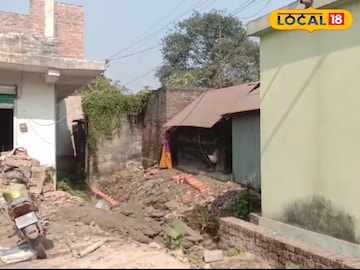 স্কুলের সামনে জায়গা দখল করে অবৈধ নির্মাণ 