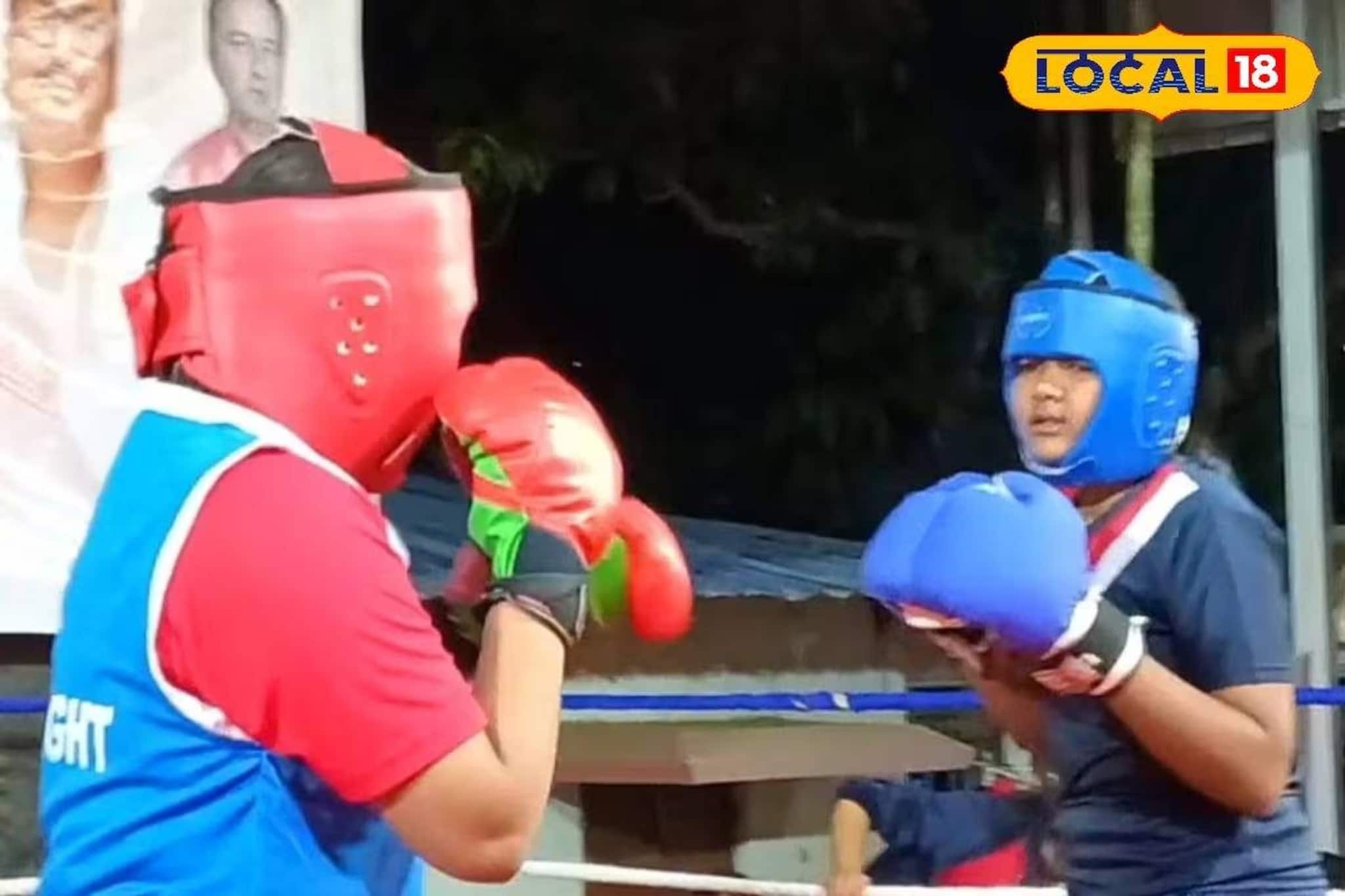 ঠাকুরনগর ঠাকুরবাড়িতে রিং বক্সিংয়ের আসর! ১২০ জন প্রতিযোগীর হাড্ডাহাড্ডি লড়াই দেখতে ভিড় ঠাকুরনগর ঠাকুরবাড়িতে রিং বক্সিংয়ের আসর! ১২০ জন প্রতিযোগীর হাড্ডাহাড্ডি লড়াই দেখতে ভিড়