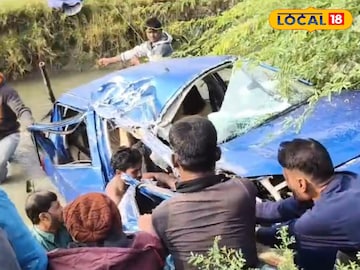 দুর্ঘটনাগ্রস্থ গাড়ি থেকে বার করা হচ্ছে দেহ