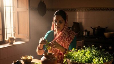 শীতকালে ধনেপাতা দ্রুত শুকিয়ে যায়, ফলে তাদের রঙ, সুগন্ধ এবং সতেজতা নষ্ট হয়ে যায়। দীর্ঘ সময় ধরে তাজা রাখার জন্য, এখানে কিছু সহজ এবং কার্যকর পদ্ধতি দেওয়া হল যা তাদের পুষ্টিগুণ, রঙ এবং স্বাদ ধরে রাখতে সাহায্য করবে। আসুন শীতকালে ধনেপাতা বেশিক্ষণ সংরক্ষণের এই সহজ টিপসগুলি শিখি।