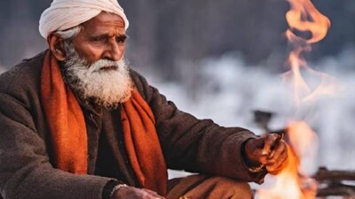 শীতে বয়স্কদের শারীরিক সমস্যা বেড়ে যায়। দেখা দেয় অতিরিক্ত হৃদরোগের জটিলতা। বিশেষজ্ঞরা বিশ্বাস করেন যে নভেম্বর থেকে মার্চ সময়কাল এমন একটি সময় যখন এই গুরুতর স্বাস্থ্য সমস্যার ঝুঁকি সবচেয়ে বেশি থাকে। এর প্রধান কারণ হল শরীরের তাপমাত্রা হঠাৎ কমে যাওয়া।