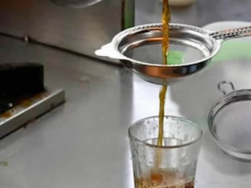 রান্না বিশেষজ্ঞ শর্মিলা সুমি ব্যাখ্যা করেন যে রান্নাঘরের অনেক জিনিসপত্র পরিষ্কার করা কঠিন হতে পারে। সবচেয়ে সহজ এবং কার্যকর সমাধান হল ছাঁকনি ফুটিয়ে নেওয়া। একটি প্যানে জল ঢেলে নোংরা ছাঁকনিটি তাতে রাখুন এবং ৫ থেকে ৭ মিনিট ফুটতে দিন। গরম জলের বাষ্প এবং তাপমাত্রা ময়লা আলগা করে দেয়। এটি কিছুটা ঠান্ডা হওয়ার পরে, একটি পুরানো টুথব্রাশ বা স্টিলের ব্রাশ দিয়ে ঘষে নিন - ছাঁকনিটি তাৎক্ষণিকভাবে উজ্জ্বল হয়ে উঠবে।