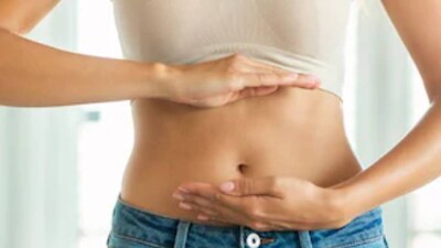 নাভি সরাসরি পেটের স্বাস্থ্যের সঙ্গে সম্পর্কিত। তাই, নাভি পরিষ্কার রাখা অত্যন্ত গুরুত্বপূর্ণ। নাভিতে ময়লা জমে পেটের সমস্যা হতে পারে। বেশিরভাগ মানুষ স্নানের সময় নাভি পরিষ্কার করতে ভুলে যান। এটি একটি ভাল অভ্যাস নয়।