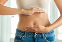 Navel Cleaning Tips: ময়লা জমে পচা গন্ধ? ১ চামচ তেলেই গলগলিয়ে বার হবে নাভির নোংরা! ঝকঝকে সাফ দেহের এই বিশেষ অঙ্গ!