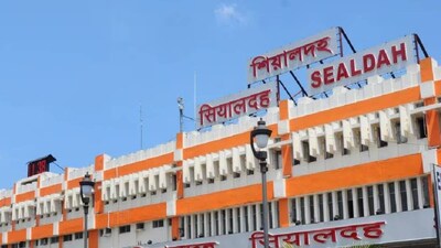 শিয়ালদহ-লালগোলা সেকশনে ট্রেন চালাতে গিয়ে শাঁখের করাত অবস্থা হয়েছিল ডিভিশনের। হাতে ছিল না পর্যাপ্ত মেমু রেক। ২২৭ কিলোমিটার ট্রেন চালাতে গিয়ে হাঁসফাঁস অবস্থা রেলের। নিয়ম বলছে ১৫০ কিমি বেশি দূরত্বে ট্রেন চালাতে গেলে প্রয়োজন মেমু রেক। কারণ যাত্রীদের জন্য শৌচালয়ের ব্যবস্থা থাকবে৷