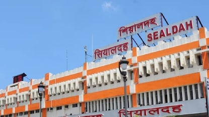 শিয়ালদহ-লালগোলা সেকশনে ট্রেন চালাতে গিয়ে শাঁখের করাত অবস্থা হয়েছিল ডিভিশনের। হাতে ছিল না পর্যাপ্ত মেমু রেক। ২২৭ কিলোমিটার ট্রেন চালাতে গিয়ে হাঁসফাঁস অবস্থা রেলের। নিয়ম বলছে ১৫০ কিমি বেশি দূরত্বে ট্রেন চালাতে গেলে প্রয়োজন মেমু রেক। কারণ যাত্রীদের জন্য শৌচালয়ের ব্যবস্থা থাকবে৷ শিয়ালদহ-লালগোলা সেকশনে ট্রেন চালাতে গিয়ে শাঁখের করাত অবস্থা হয়েছিল ডিভিশনের। হাতে ছিল না পর্যাপ্ত মেমু রেক। ২২৭ কিলোমিটার ট্রেন চালাতে গিয়ে হাঁসফাঁস অবস্থা রেলের। নিয়ম বলছে ১৫০ কিমি বেশি দূরত্বে ট্রেন চালাতে গেলে প্রয়োজন মেমু রেক। কারণ যাত্রীদের জন্য শৌচালয়ের ব্যবস্থা থাকবে৷