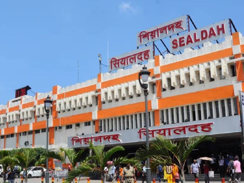 শিয়ালদহ-লালগোলা সেকশনে ট্রেন চালাতে গিয়ে শাঁখের করাত অবস্থা হয়েছিল ডিভিশনের। হাতে ছিল না পর্যাপ্ত মেমু রেক। ২২৭ কিলোমিটার ট্রেন চালাতে গিয়ে হাঁসফাঁস অবস্থা রেলের। নিয়ম বলছে ১৫০ কিমি বেশি দূরত্বে ট্রেন চালাতে গেলে প্রয়োজন মেমু রেক। কারণ যাত্রীদের জন্য শৌচালয়ের ব্যবস্থা থাকবে৷