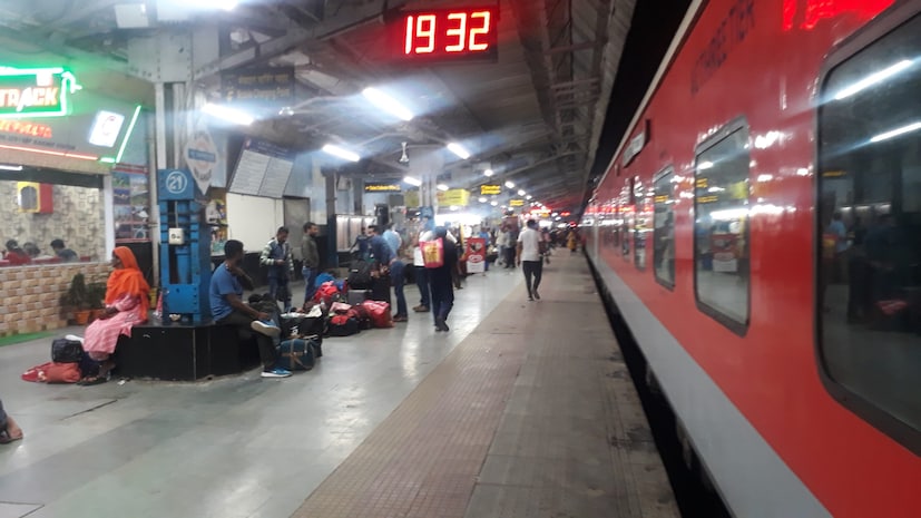 মালদহ টাউন থেকে নিউ জলপাইগুড়ি পর্যন্ত উইন্ডো ট্রেইলিং পরিদর্শনও করেন তিনি। ট্র্যাকের অবস্থা, সিগন্যালিং অ্যাসেটস, যাত্রীদের সুযোগ-সুবিধা এবং রুটে পরিকাঠামোগত প্রস্তুতি মূল্যায়ন করেন। সুগম ও সুরক্ষিত ট্রেন চলাচল নিশ্চিত করার জন্য সেফটি প্রোটোকল এবং আধুনিক পরিচালন পদ্ধতি মেনে চলার গুরুত্বের উপর জোর দেন তিনি।