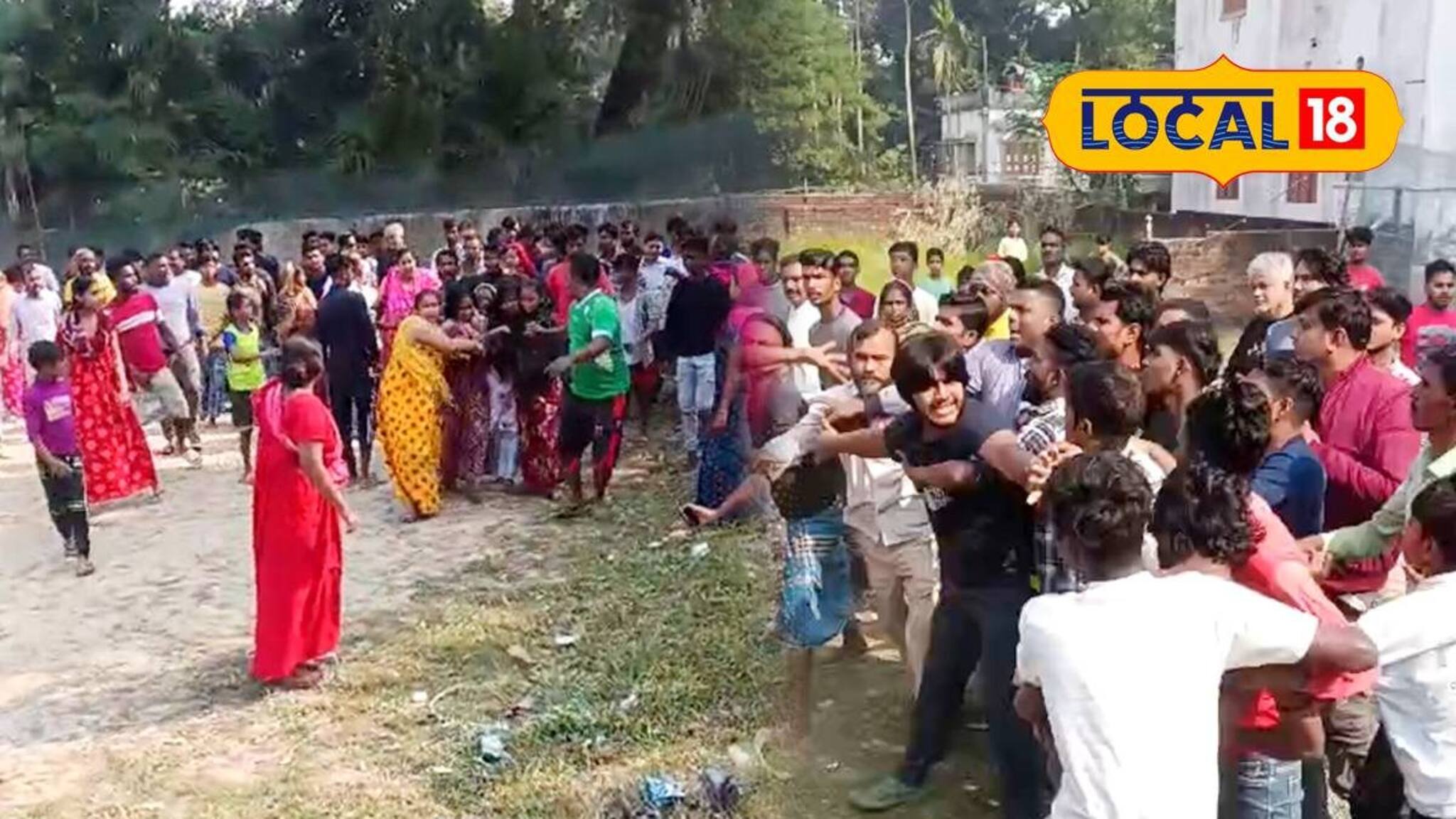 শতাব্দী প্রাচীন খেলার মাঠ নিজের বলে দাবি! বারাসাতে 'প্রভাবশালী'র বিরুদ্ধে জমি দখলের অভিযোগ