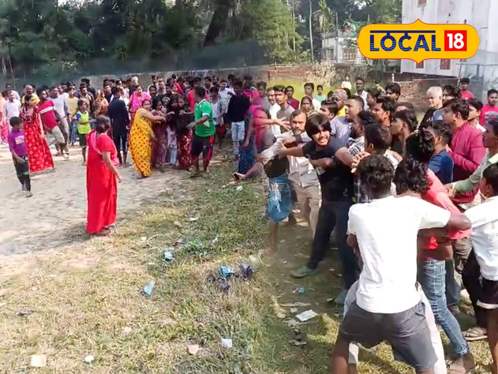 শতাব্দী প্রাচীন খেলার মাঠ নিজের বলে দাবি! বারাসাতে 'প্রভাবশালী'র বিরুদ্ধে জমি দখলের অভিযোগ