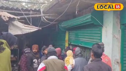 দোকানের সামনে ভিড়