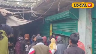 দোকানের সামনে ভিড় দোকানের সামনে ভিড়