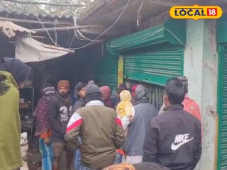 দোকানের সামনে ভিড়