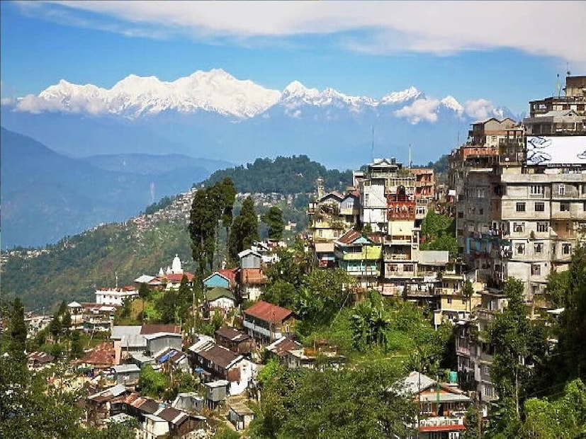 শিলিগুড়িতে পরিষ্কার আকাশ। মনোরম আবহ। কাঞ্চনজঙ্ঘার দর্শন সমতল থেকেও মিলছে। হালকা ঠাণ্ডা। তাপমাত্রা ২০ ডিগ্রি। দার্জিলিং এবং কালিম্পংয়েও ঝকঝকে আকাশ। শ্বেতশুভ্র কাঞ্চনজঙ্ঘা যেন হাতের মুঠোয়। তাপমাত্রা ১৪-১৫ ডিগ্রির আশেপাশে। ঠাণ্ডায় বেশ খুশী পর্যটকেরা। 