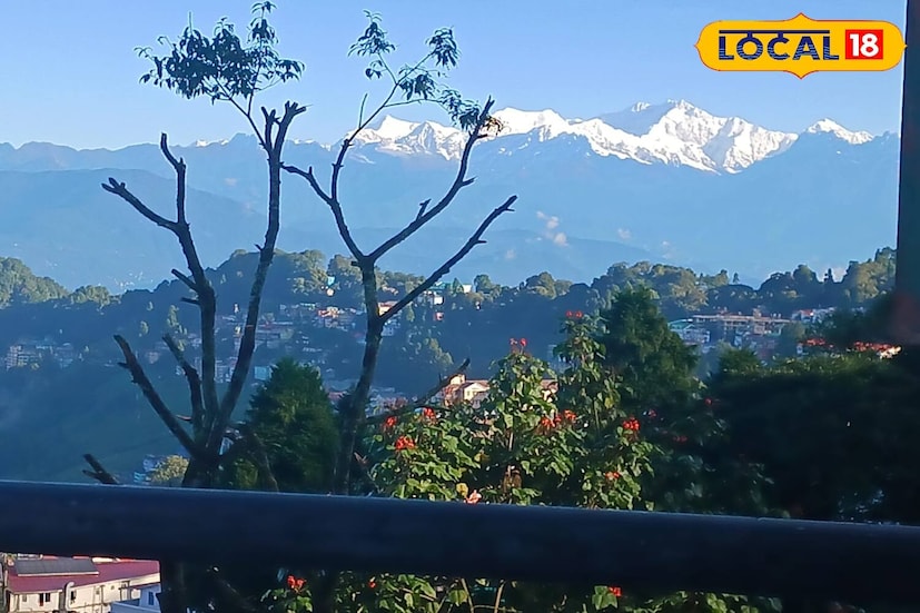 আজ সারাদিন উত্তরবঙ্গের আকাশ বেশ পরিষ্কার থাকবে। ঝা চকচকে পরিবেশ। সমতল থেকেও উজ্জ্বল কাঞ্চনজঙ্ঘা। পাহাড়ে বইছে হিমেল হাওয়া। পর্যটকদের জন্য দারুণ উপভোগ্য ওয়েদার উত্তরে।