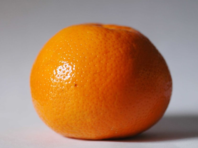 আর যদি কমলা ভারী লাগে, তার মানে তাতে রসের পরিমাণ বেশি এবং এটি স্বাদে মিষ্টি হবে। তাই কমলা কেনার সময় সবসময় এর ওজন অনুভব করা উচিত।
