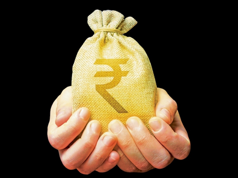 কে পিপিএফ অ্যাকাউন্ট খুলতে পারেযে কোনও ভারতীয় নাগরিক নিজের নামে একটি পিপিএফ অ্যাকাউন্ট খুলতে পারেন। বাচ্চাদের নামেও অ্যাকাউন্ট খোলা যেতে পারে, যা তাদের বাবা-মা দ্বারা পরিচালিত হবে। এনআরআইরা নতুন পিপিএফ অ্যাকাউন্ট খুলতে পারবে না, তবে পুরনো অ্যাকাউন্টগুলি মেয়াদপূর্তি পর্যন্ত চলবে।