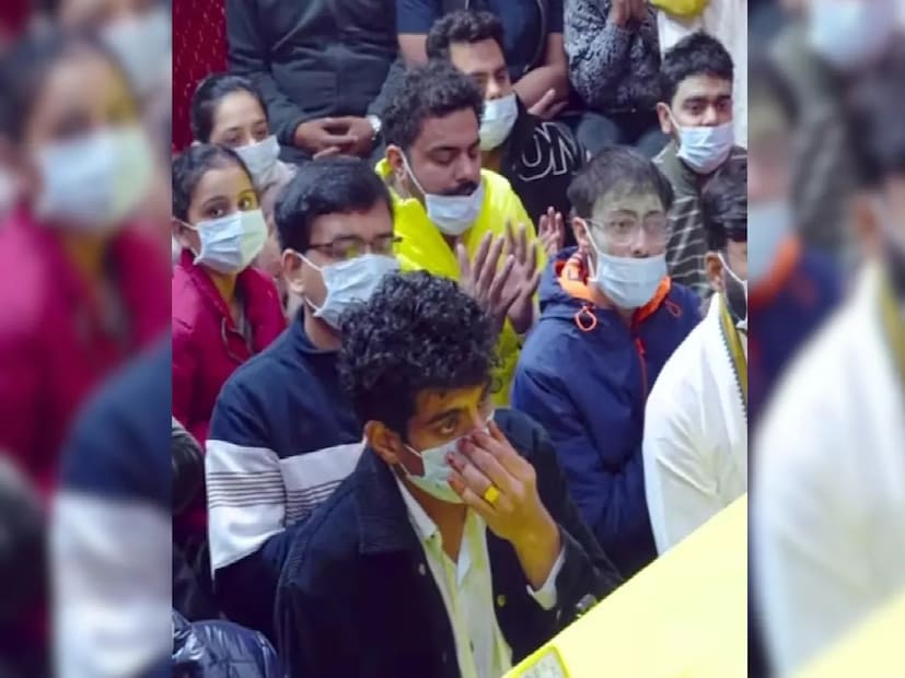 পলাশ তখন থেকে বেশ কিছুক্ষণ জনসমক্ষে উপস্থিত হয়েছেন। প্রথমে বিমানবন্দরে তার ছবি তোলা হয়েছিল, যা জনসাধারণের নজরে ফিরে আসার ইঙ্গিত দেয়। সম্প্রতি, বৃন্দাবনের শ্রী হিত রাধা কেলি কুঞ্জ আশ্রমে প্রেমানন্দ মহারাজের সঙ্গে দেখা করার সময় তার মুখোশ পরা একটি ছবি ভাইরাল হয়েছে।