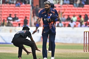 নিরাপত্তা বলে কিছু নেই! ইডেন, রাঁচির পর হায়দরাবাদ! আবার মাঠে ঢুকে পড়ল ভক্ত