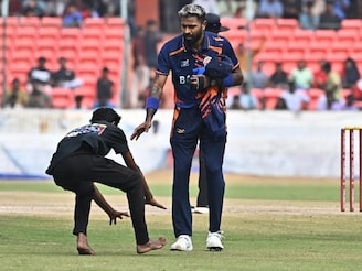 নিরাপত্তা বলে কিছু নেই! ইডেন, রাঁচির পর হায়দরাবাদ! আবার মাঠে ঢুকে পড়ল ভক্ত