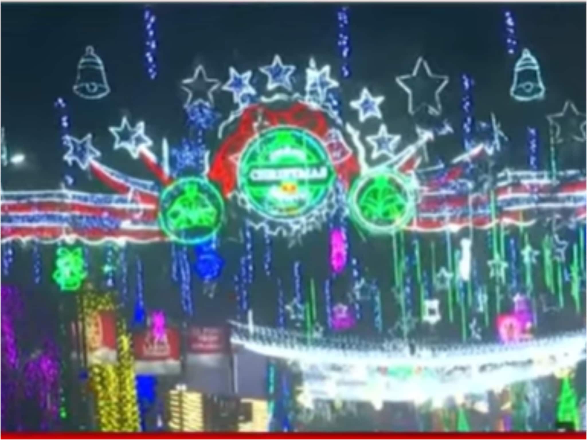 রাত বাড়লেও পার্কস্ট্রিটে উপচে পড়া ভিড়, ক্রিসমাস সেলিব্রশনে শহরের বিভিন্ন জায়গা