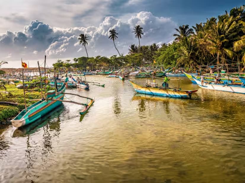 এটি নীলকান্তমণি, রুবি এবং অন্যান্য ব্যতিক্রমী রত্নগুলির জন্যও বিশ্বের সেরা উৎসস্থলের মধ্যে স্থান করে নিয়েছে। কিংবদন্তি এশিয়ান নীলকান্তমণি থেকে শুরু করে রাজপরিবারের দ্বারা পরিহিত রত্ন, এর মাণিক্যের উত্তরাধিকার অত্যুজ্জ্বল করে, সৌন্দর্য এবং মূল্য উভয়ের নিরিখে একটি সত্যিকারের 'মুক্তা' হিসাবে দেশের পরিচয়কে আরও গভীর করে তোলে। সিগিরিয়া, অনুরাধাপুরা, পোলোন্নারুয়া এবং টেম্পল অফ টুথ মন্দিরের মতো ইউনেস্কোর বিশ্ব ঐতিহ্যবাহী স্থানগুলিও দ্বীপটি সাংস্কৃতিক, ধর্মীয় এবং স্থাপত্য ঐতিহ্যের সমৃদ্ধি প্রদর্শন করে। (Image: Pexels)