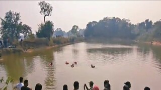 বাবা এবং ছেলের মৃতদেহ উদ্ধার করে বিপর্যয় মোকাবিলা বাহিনীর ডুবুরিরা৷ 