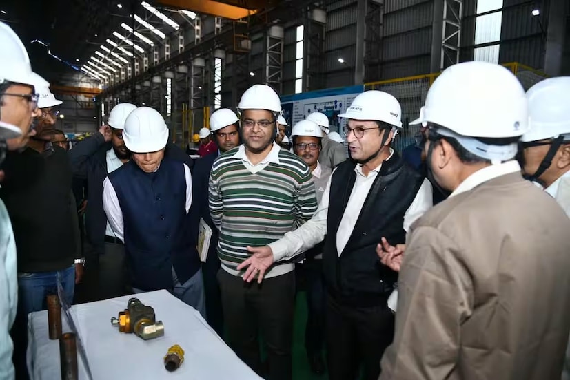 সামসি এবং ডালখোলা স্টেশনে অমৃত ভারত স্টেশন স্কিম (এবিএসএস)-এর অধীনে কাজের অগ্রগতি পর্যালোচনা করেন শ্রী শ্রীবাস্তব। সামসিতে, উত্তর-পূর্ব সীমান্ত রেলের জিএম লেভেল ক্রসিং গেটগুলি পরীক্ষা করে দেখেন যাতে সেগুলির সুরক্ষিত এবং দক্ষভাবে পরিচালনা নিশ্চিত করা যায়।