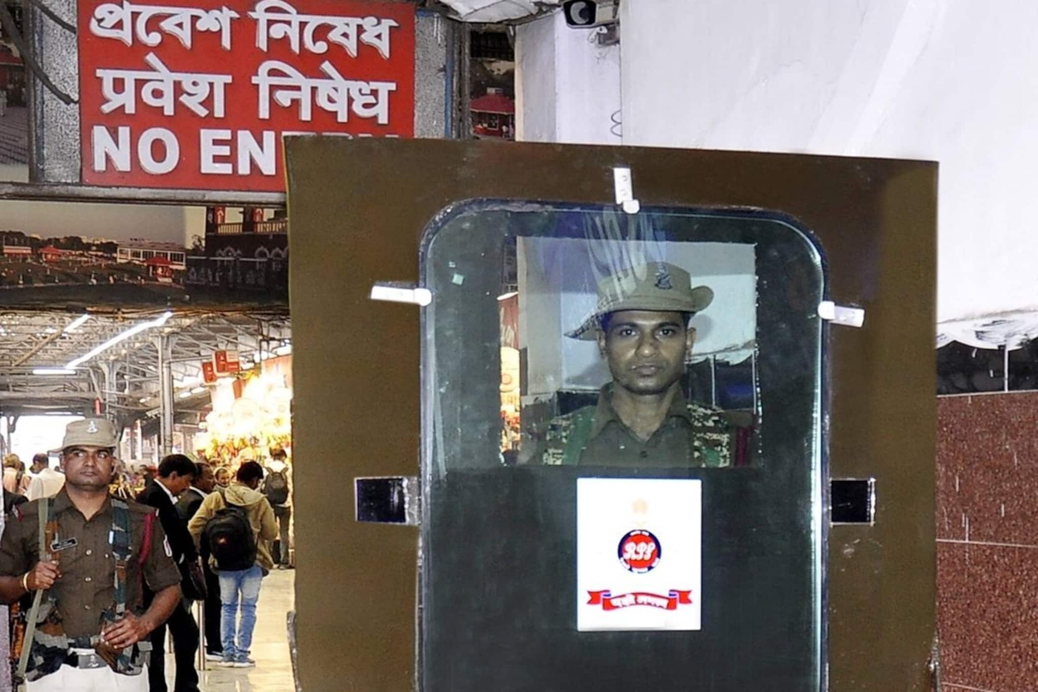 নয়া বর্ম বানিয়ে তাক লাগিয়ে দিল RPF ! দেশীয় প্রযুক্তিতে বানানো হয়েছে এই স্বচ্ছ কাঁচের বর্ম