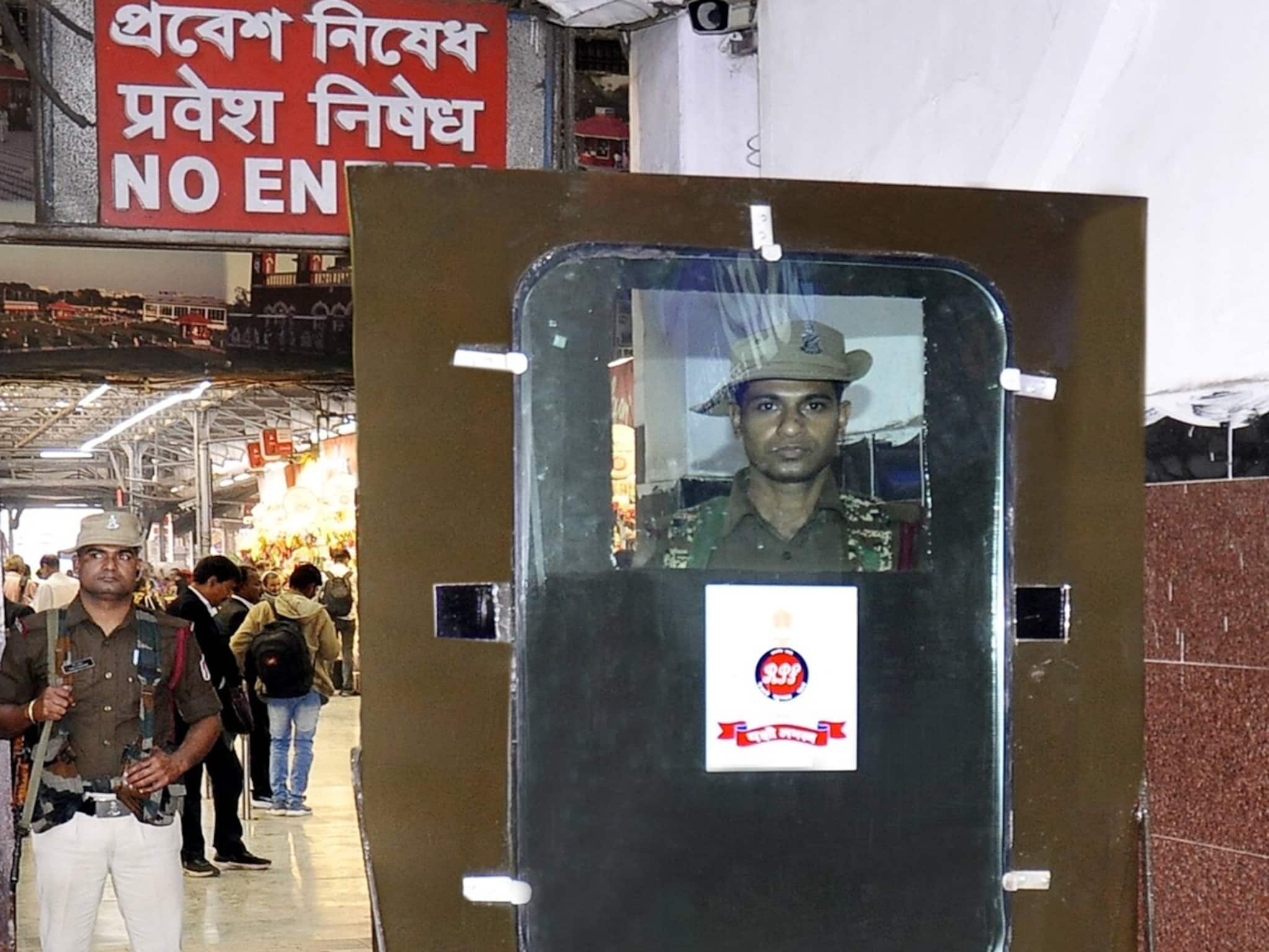 নয়া বর্ম বানিয়ে তাক লাগিয়ে দিল RPF ! দেশীয় প্রযুক্তিতে বানানো হয়েছে এই স্বচ্ছ কাঁচের বর্ম নয়া বর্ম বানিয়ে তাক লাগিয়ে দিল RPF ! দেশীয় প্রযুক্তিতে বানানো হয়েছে এই স্বচ্ছ কাঁচের বর্ম