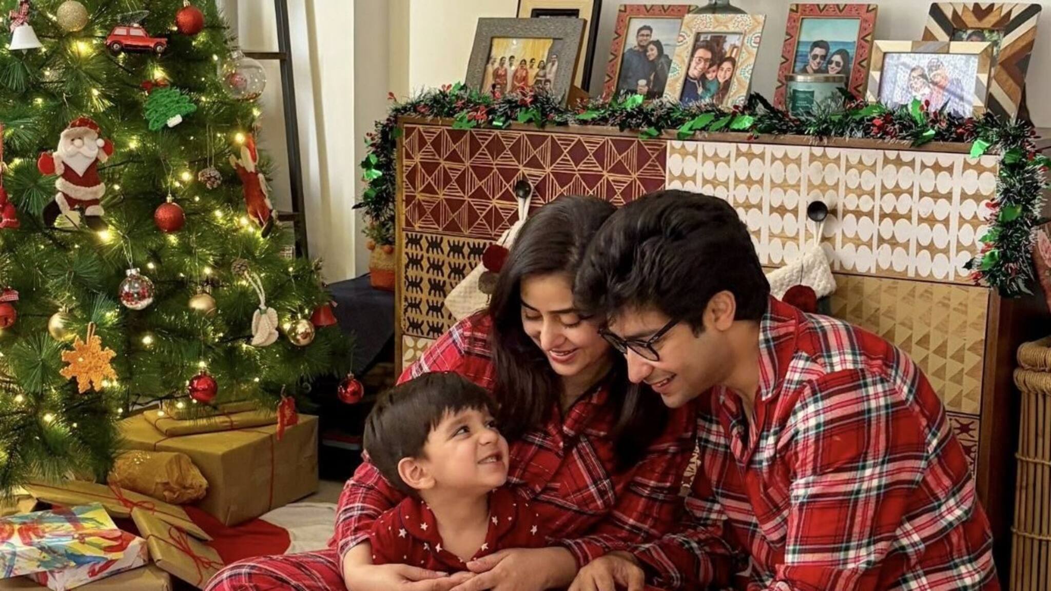 ছেলে ধীরকে সঙ্গে নিয়ে গৌরব-ঋদ্ধিমার বড়দিন উদযাপন... 'সিক্রেট সান্তা'র কাছে কী চেয়েছিল একরত্তি?