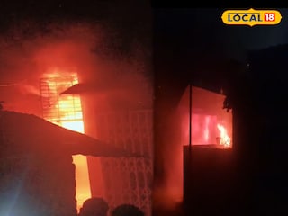 রঘুনাথগঞ্জের মিয়াপুর বাজারে কাপড়ের দোকানে আগুন