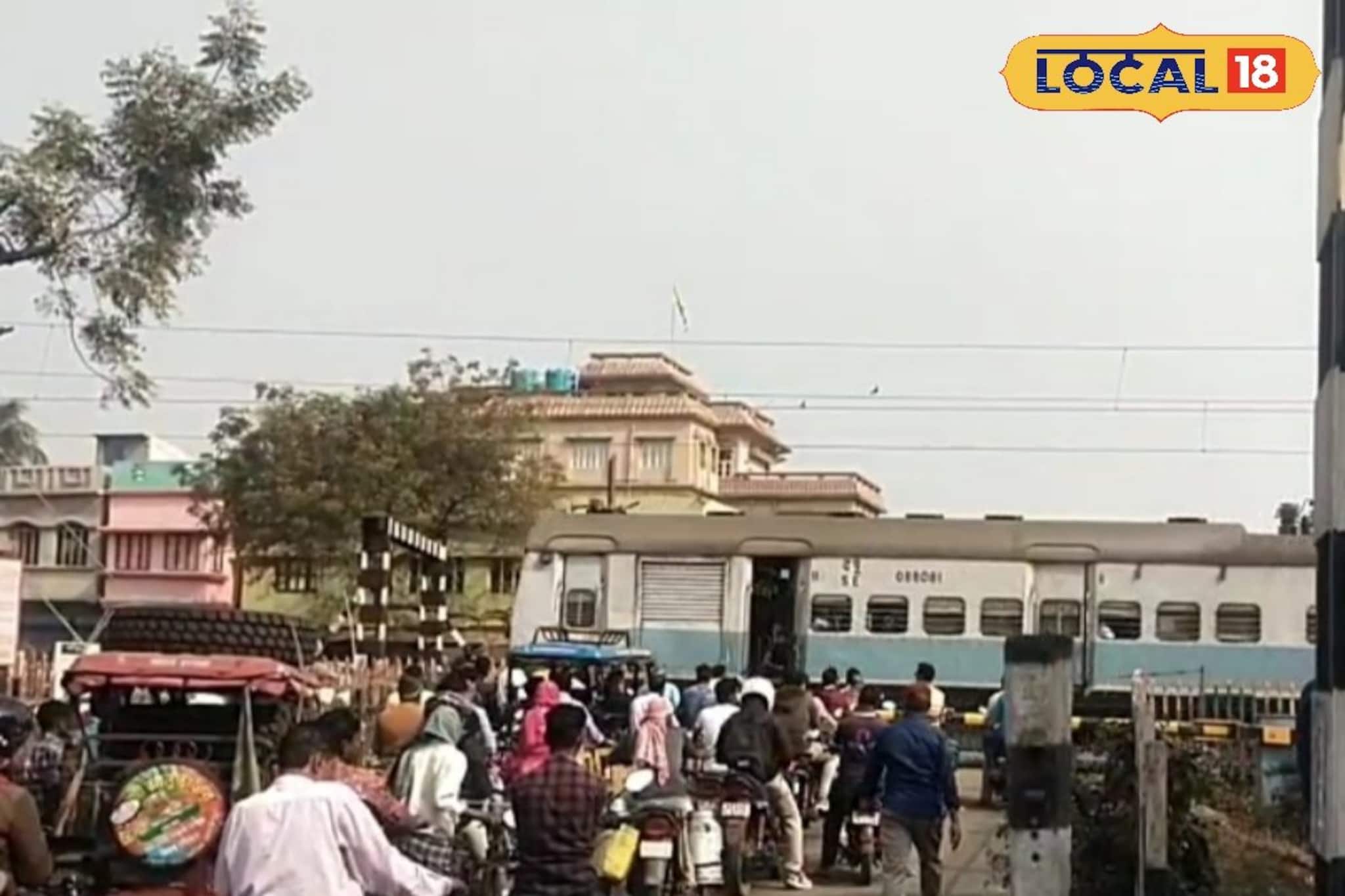 মেদিনীপুরের কেন্দ্রস্থলে থাকা রেলগেট নিত্যযাত্রীদের ভোগাচ্ছে! উঠল সাবওয়ে নির্মাণের দাবি