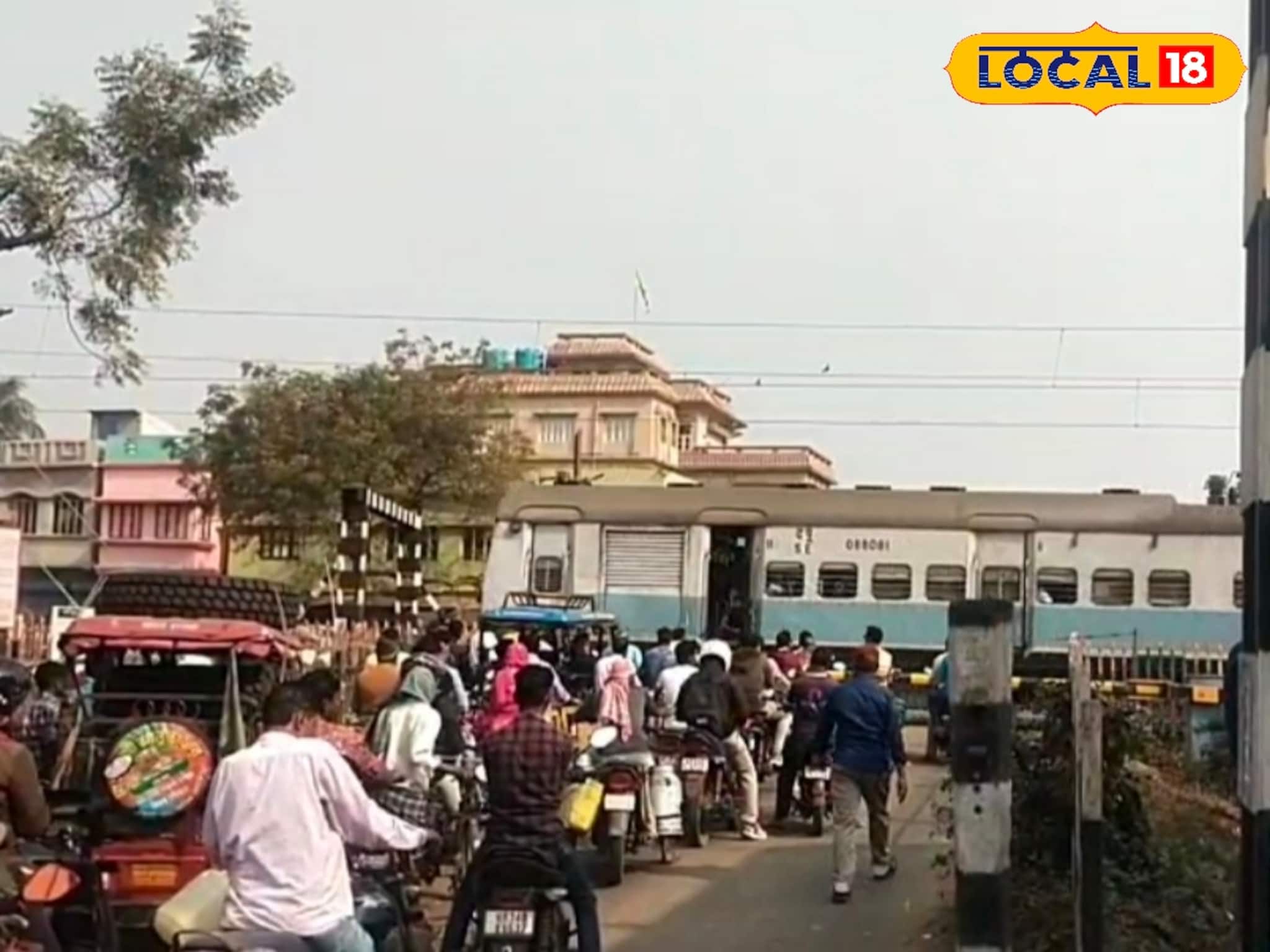 মেদিনীপুরের কেন্দ্রস্থলে থাকা রেলগেট নিত্যযাত্রীদের ভোগাচ্ছে! উঠল সাবওয়ে নির্মাণের দাবি