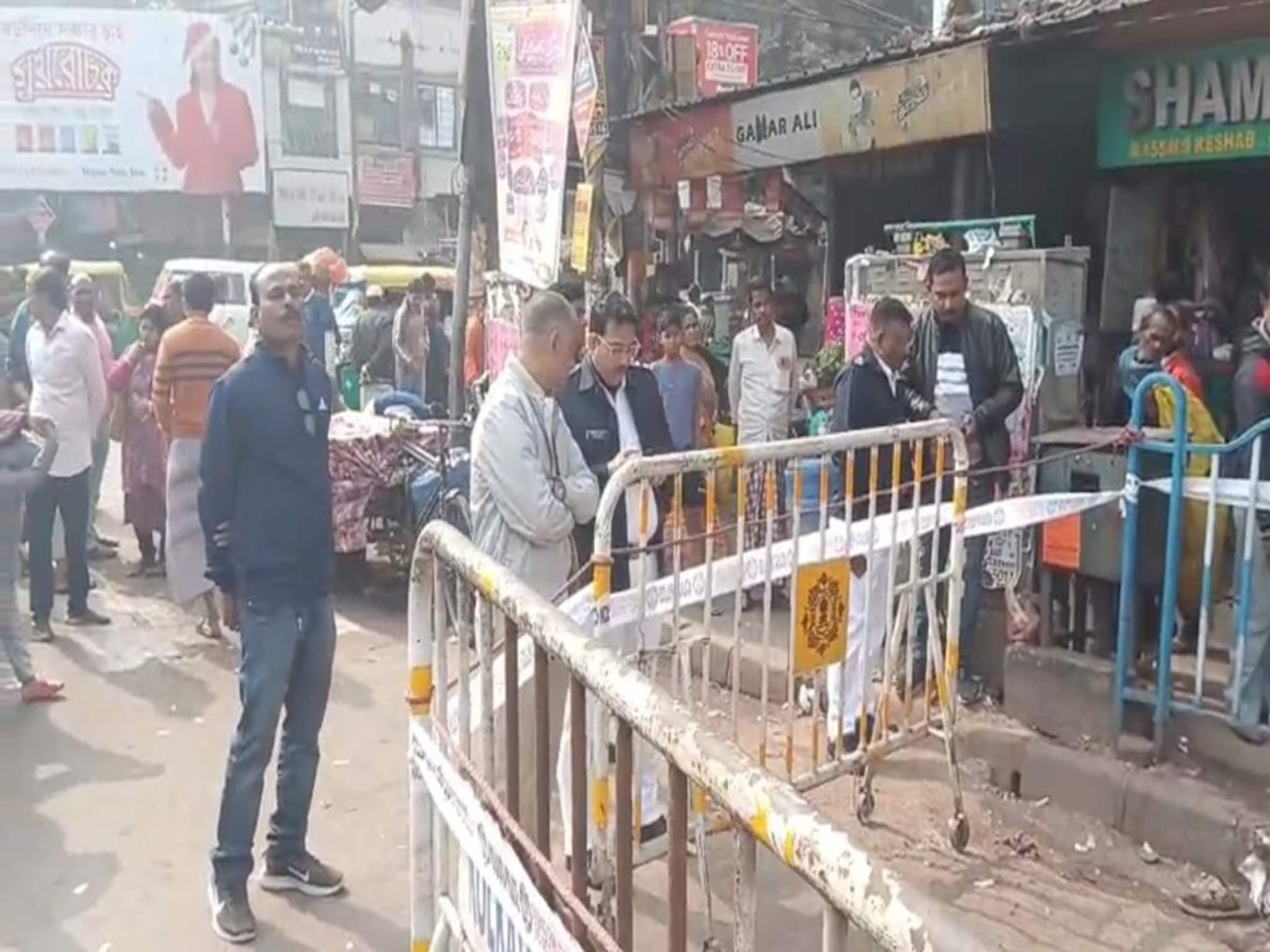 ব্যস্ত রাস্তায় ফল বিক্রেতাকে এলোপাথাড়ি কোপ, খুন! সকালবেলা শিউরে উঠল রাজাবাজার