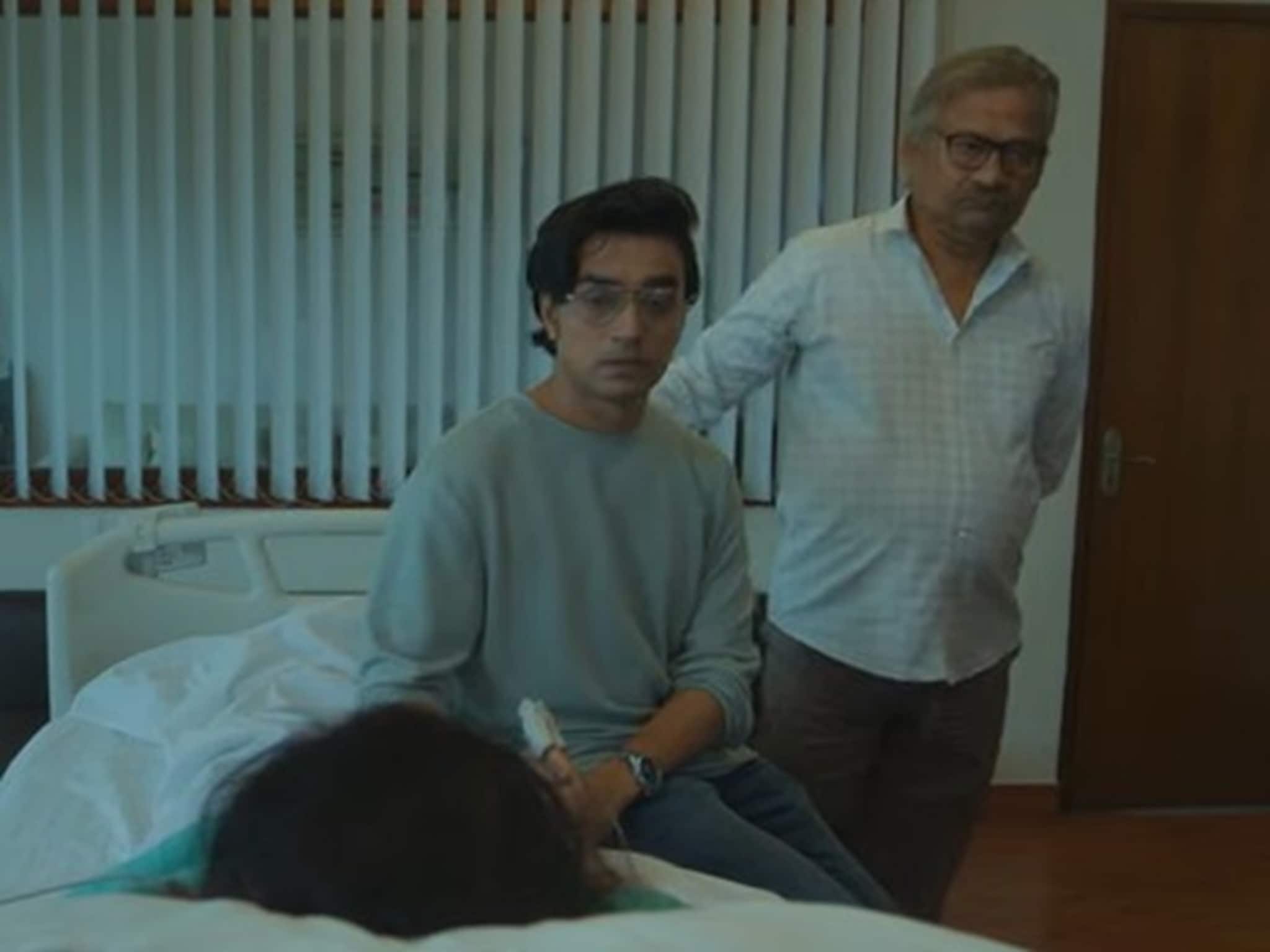 মাতৃবিয়োগের ব্যথায় জর্জরিত, যে কোনও বাঙালির চোখে জল আনবে রাপ্পা রায় অ্যান্ড ফুলস্টপ ডট কম-এর গান ‘আমি চলে যাব’