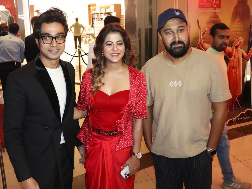 বইয়ের পাতা থেকে চরিত্রকে ছবির পর্দায় ফুটে উঠতে বহুবার দেখা দিয়েছে। ফেলুদা থেকে বোমকেশ, শার্লক হোমসের মতো একাধিক গোয়েন্দা চরিত্রকে দেখা গিয়েছে বড় পর্দায়। এবার আরও একটি কমিক চরিত্র হয়ে উঠেছে জীবন্ত। সুযোগ বন্দ্যোপাধ্যায়ের কমিক সিরিজের উপর নির্ভর করে তৈরি হয়েছে ‘রাপ্পা রায় অ্যান্ড ফুলস্টপ ডট কম’ ছবিটি। সম্প্রতি হয়ে গেল ছবির জমজজমাট প্রিমিয়ার ৷ বইয়ের পাতা থেকে চরিত্রকে ছবির পর্দায় ফুটে উঠতে বহুবার দেখা দিয়েছে। ফেলুদা থেকে বোমকেশ, শার্লক হোমসের মতো একাধিক গোয়েন্দা চরিত্রকে দেখা গিয়েছে বড় পর্দায়। এবার আরও একটি কমিক চরিত্র হয়ে উঠেছে জীবন্ত। সুযোগ বন্দ্যোপাধ্যায়ের কমিক সিরিজের উপর নির্ভর করে তৈরি হয়েছে ‘রাপ্পা রায় অ্যান্ড ফুলস্টপ ডট কম’ ছবিটি। সম্প্রতি হয়ে গেল ছবির জমজজমাট প্রিমিয়ার ৷