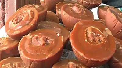 জাঁকিয়ে ঠান্ডা না পড়লে ভাল খেজুরের রস পাওয়া যাবে না। কিন্তু এত সব তত্ত্ব কথা তো গুড়প্রেমীরা বুঝবেন না। ভাল খেজুরের রস না পেলে গুড় হবে কোথা থেকে? 