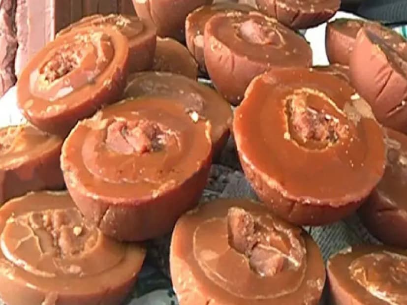 জাঁকিয়ে ঠান্ডা না পড়লে ভাল খেজুরের রস পাওয়া যাবে না। কিন্তু এত সব তত্ত্ব কথা তো গুড়প্রেমীরা বুঝবেন না। ভাল খেজুরের রস না পেলে গুড় হবে কোথা থেকে? 