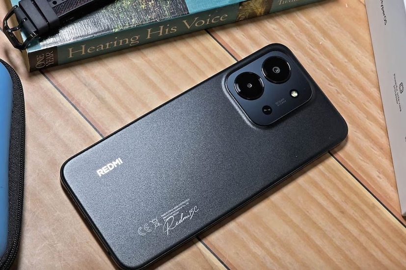 ক্যামেরা এবং ব্যাটারি: ফোনটিতে ৫০MP AI ডুয়াল রিয়ার ক্যামেরা এবং ৮MP ফ্রন্ট ক্যামেরা রয়েছে। একটি বৃহৎ ৬০০০mAh ব্যাটারি দ্বারা চালিত এই ফোন দীর্ঘস্থায়ী প্লেব্যাক সময় প্রদান করে এবং এনহ্যান্সড ভিডিও এবং মিউজিক প্লেব্যাকের অনুমতি দেয়।