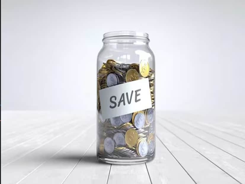 এই পৃথিবীতে মানুষকে নিয়ম মেনে বাঁচতে হয়। যা খুশি করার স্বাধীনতা নীল গ্রহ দেয় না, সমাজও দেয় না। সব কিছু চলে নির্দিষ্ট নিয়মের নিগড়ে। সঞ্চয়ের ব্যাপারটাও কিন্তু ঠিক সেই রকম ভাবে চলে। অনেকে ভাবতেই পারেন যে এর নিয়ম খুব সরল, মাসিক উপার্জন থেকে আগে ব্যয়ের দিকটা মিটিয়ে নেওয়া হল, আর, তার পর যা পড়ে রইল, সেটাই সঞ্চয়। এই পৃথিবীতে মানুষকে নিয়ম মেনে বাঁচতে হয়। যা খুশি করার স্বাধীনতা নীল গ্রহ দেয় না, সমাজও দেয় না। সব কিছু চলে নির্দিষ্ট নিয়মের নিগড়ে। সঞ্চয়ের ব্যাপারটাও কিন্তু ঠিক সেই রকম ভাবে চলে। অনেকে ভাবতেই পারেন যে এর নিয়ম খুব সরল, মাসিক উপার্জন থেকে আগে ব্যয়ের দিকটা মিটিয়ে নেওয়া হল, আর, তার পর যা পড়ে রইল, সেটাই সঞ্চয়।