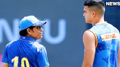 কলকাতা: বাবা হিসেবে সচিন তেন্ডুলকর তাঁর টি ২০ কেরিয়ারে যা করতে পারেননি, অর্জুন তেন্ডুলকর গোয়ার হয়ে সৈয়দ মুস্তাক আলি ট্রফিতে সেই কৃতিত্ব অ্যাচিভ করে নিলেন৷  ওপেনার এবং ওপেনিং বোলার দুই ভূমিকাতেই খেলেছেন অর্জুন৷ কারণ তিনি মূলত ব্যাটসম্যান ছিলেন এবং স্পিন বল করতেন।