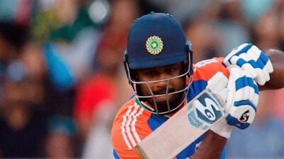 কলকাতা: ভারতীয় ক্রিকেট দল যেটা সারা ভারতের ক্রিকেট ফ্যানদের কাছে এক স্বপ্নের জগত, সেখানেও রন্ধ্রে রন্ধ্রে লুকিয়ে রয়েছে পলিটিক্স!  টিম ইন্ডিয়ার ভেতরে এই মুহূূর্তে চলতে থাকা একটি  রাজনীতি নিয়ে অবশেষে নীরবতা ভাঙলেন উইকেটরক্ষক-ব্যাটসম্যান সঞ্জু স্যামসন।