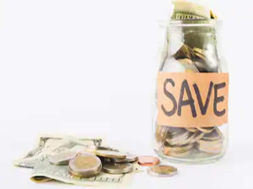 আদতে, কিন্তু সঞ্চয় এত সহজ নিয়ম মেনে হয় না, আসলে এর বেশ কয়েকটা ধাপ রয়েছে। হ্যাঁ, প্রথম ধাপ অবশ্যই ব্যয়ভার নির্বাহের হিসেব, কিন্তু তার বাইরে আরও কিছু সূক্ষ্ম বিষয় থাকে। সহজ ভাবে বললে সেটা আর কিছুই নয়, বেতনের টাকা সঠিক ভাবে পরিচালনা করা।