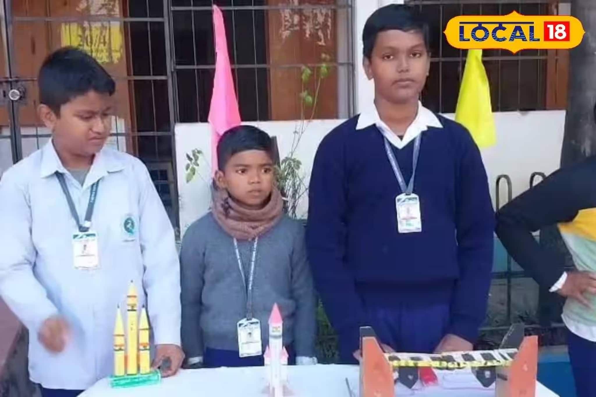 হাইড্রোলিক ব্রিজ থেকে জলবিদ্যুৎ প্রকল্পের মডেল! প্রদর্শনীতে চমক সরকারি স্কুলের পড়ুয়াদের হাইড্রোলিক ব্রিজ থেকে জলবিদ্যুৎ প্রকল্পের মডেল! প্রদর্শনীতে চমক সরকারি স্কুলের পড়ুয়াদের