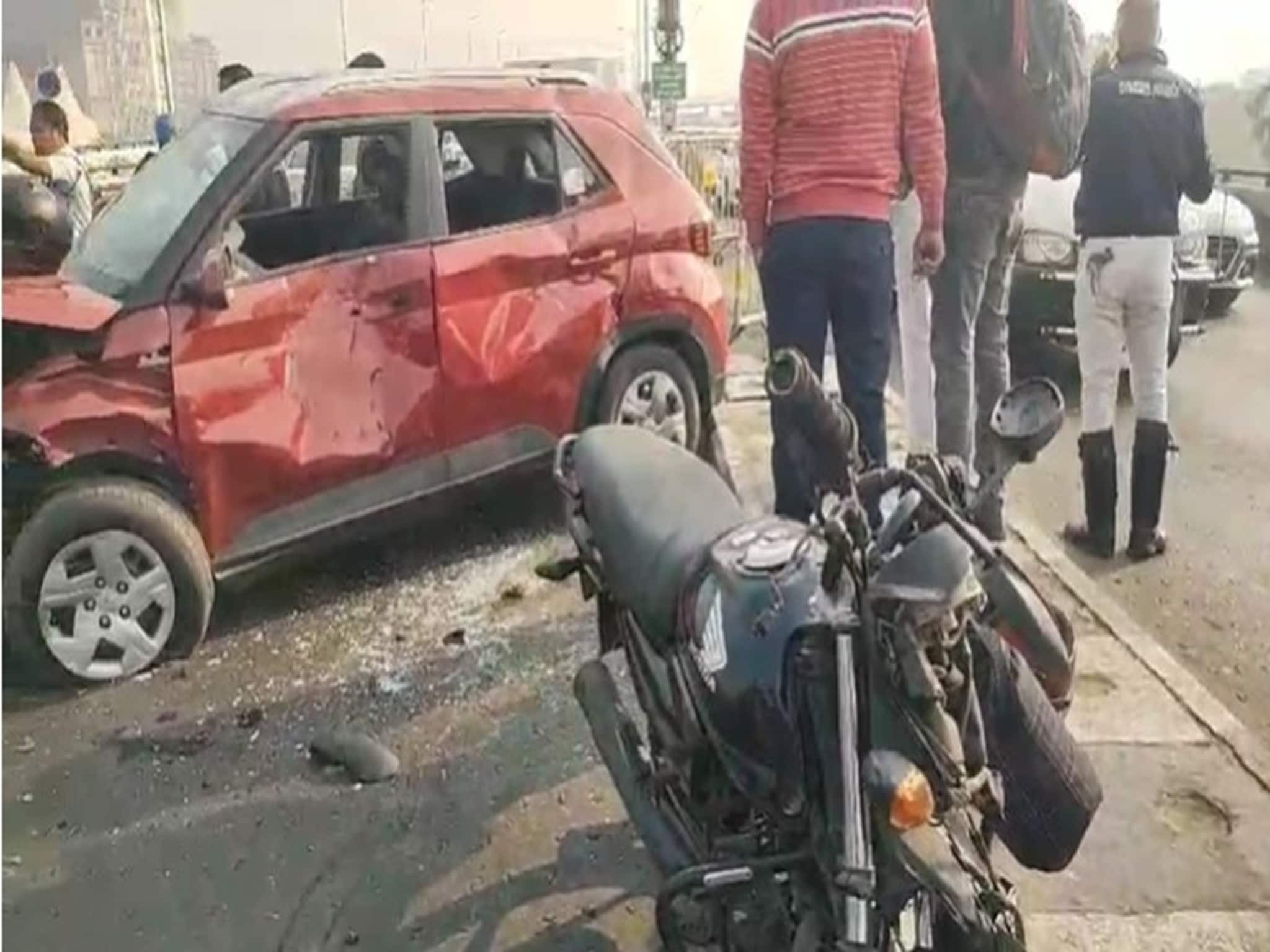 ফের ভয়াবহ দুর্ঘটনা মা উড়ালপুলে, বেপরোয়া গতির গাড়ি ধাক্কা মারে বাইকে, গুরুতর জখম ৩ ফের ভয়াবহ দুর্ঘটনা মা উড়ালপুলে, বেপরোয়া গতির গাড়ি ধাক্কা মারে বাইকে, গুরুতর জখম ৩