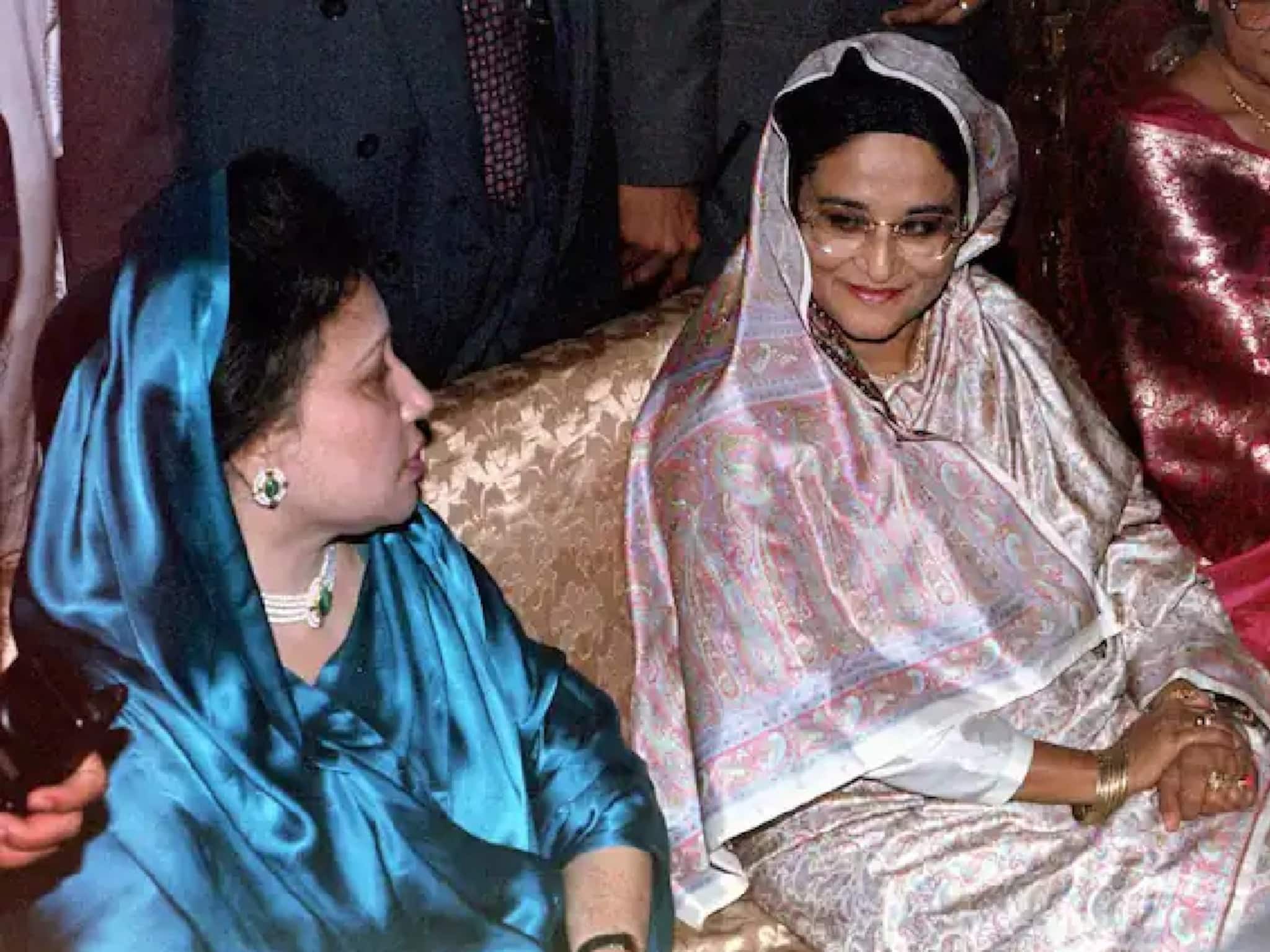 ২৫ বছরের সেনা অফিসারের সঙ্গে বিয়ে ১৫-র খালেদা, ৩৬-এ বৈধব্য, বন্ধু হাসিনাই হলেন চরম শত্রু ২৫ বছরের সেনা অফিসারের সঙ্গে বিয়ে ১৫-র খালেদা, ৩৬-এ বৈধব্য, বন্ধু হাসিনাই হলেন চরম শত্রু