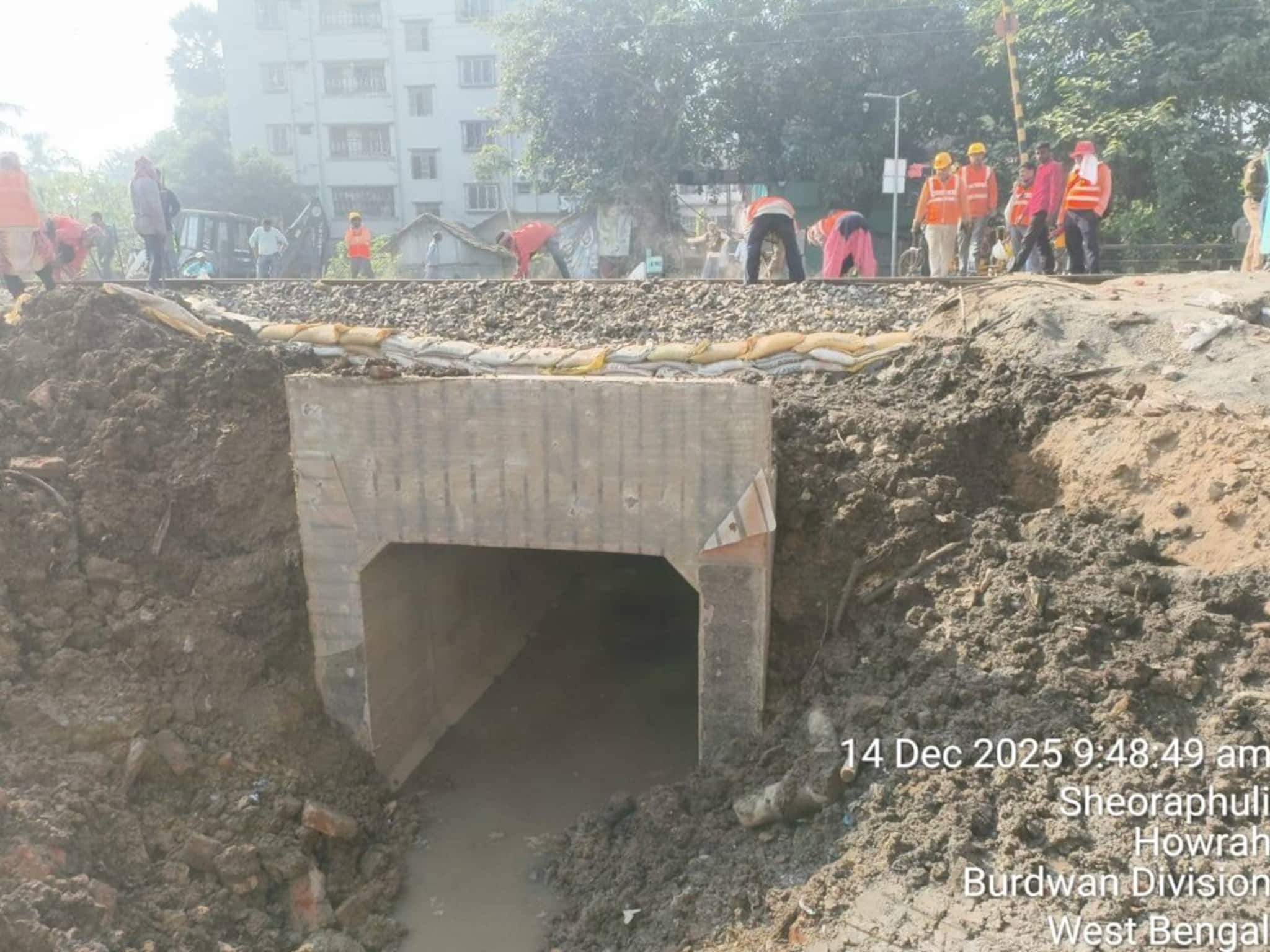 রেকর্ড টাইমে সেতুর কাজ শেষ করল হাওড়া ডিভিশন, দ্রুত পরিকাঠামো উন্নয়নের কাজ সারতে চায় রেল রেকর্ড টাইমে সেতুর কাজ শেষ করল হাওড়া ডিভিশন, দ্রুত পরিকাঠামো উন্নয়নের কাজ সারতে চায় রেল